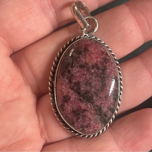Rhodinite t pendant - Picture 2 of 4